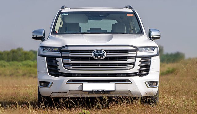 8 Seater Vehicle for Rent in Pakistan for Family Travel