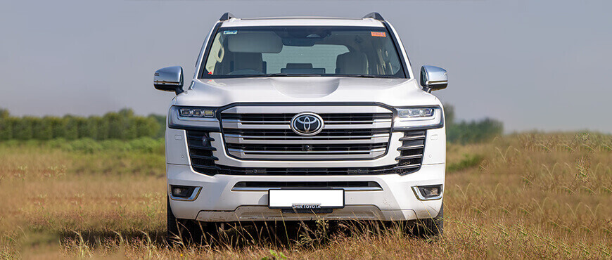 8 Seater Vehicle for Rent in Pakistan for Family Travel